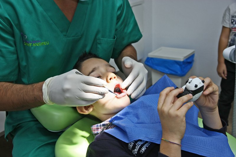 Nen en una revisió dental a Dental Sant Andreu, Barcelona